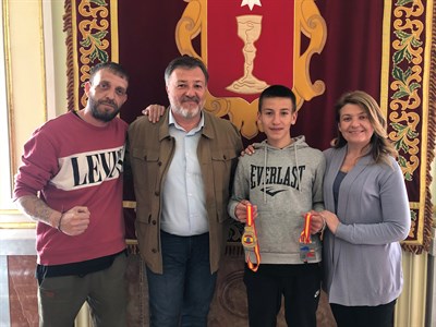 Dolz recibe al joven boxeador David García, quien ya se ha coronado como subcampeón de España y campeón del Abierto nacional