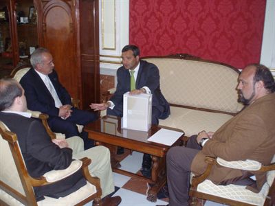 El alcalde traslada al delegado de la Junta los asuntos que tratará en la reunión que mantendrá con el presidente Barreda