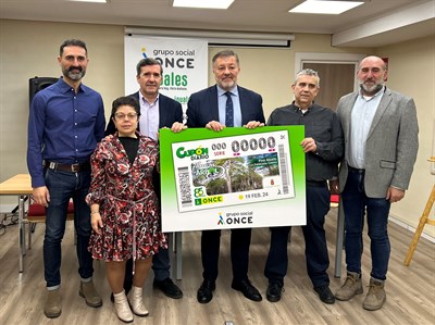 El Pino Abuelo de Los Palancares, de 500 años, extiende su sombra por los cupones de la ONCE