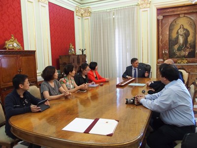 Mariscal recibe a una delegación de Shangái y les anima a 
estrechar relaciones
