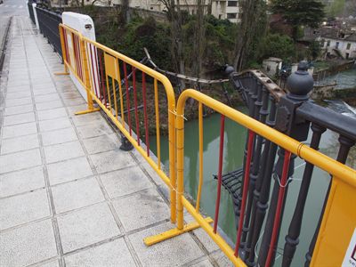 Un vehículo, a punto de caer al río Júcar después de impactar y destrozar parte de la barandilla del puente de San Antón