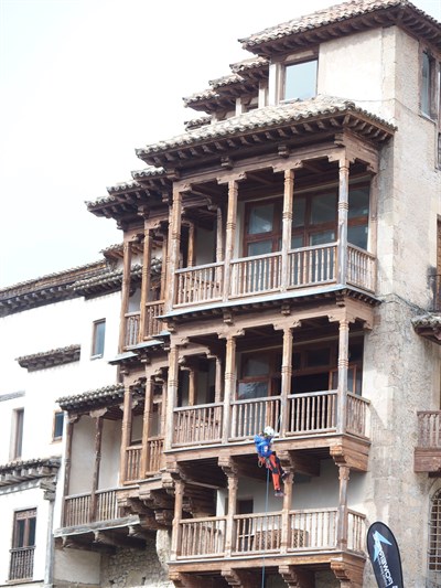 El alpinista Pedro Cifuentes protagoniza una imagen inédita al descolgarse rappelando de las Casas Colgadas con motivo de los actos de conmemoración del XXA