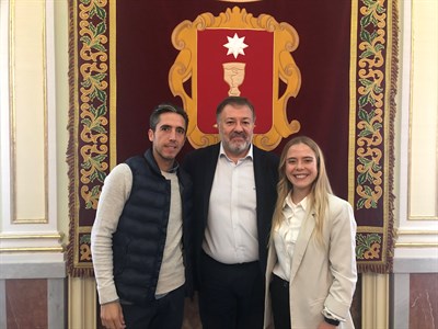 El alcalde recibe a Alba Vicente Olmo, primer Premio Ciudad de Cuenca al Talento Joven 