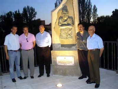 La escultura homenaje a Pedro Mercedes ya está iluminada