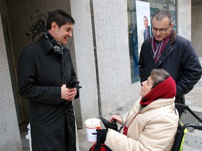 Ávila visita la mesa informativa de ADEMCU