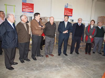 Francisco Javier Pulido agradece la labor a los voluntarios del Banco de Alimentos durante la visita que ha hecho hoy a la nave que el Ayuntamiento ha cedido a la Asociación  