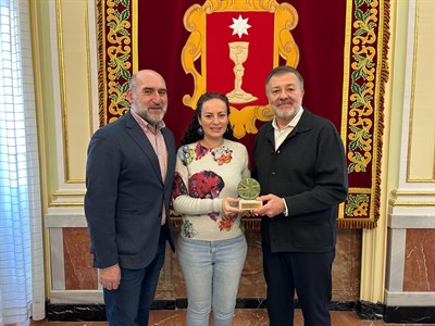 Dolz entrega a Ana Belén Yuste el Premio Ciudad de Cuenca 2025 por su Labor Educativa