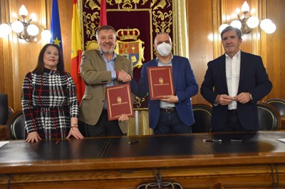 El Ayuntamiento de Cuenca y la Diputación renuevan el convenio de bomberos por 250.000 euros para tres años