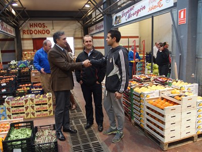 Mariscal visita la Lonja de Mayoristas para conocer en persona cuál es el estado de las instalaciones y cuáles son las demandas de sus usuarios