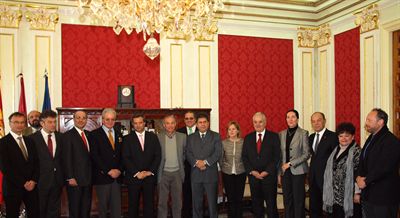 El alcalde recibe a once embajadores en un nuevo esfuerzo del Ayuntamiento para potenciar el turismo