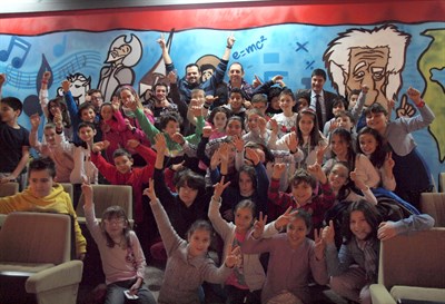 El alcalde visita una de las seis actuaciones de arte urbano que el Ayuntamiento ha llevado a cabo con el proyecto “Cuenca, Happy Walls”