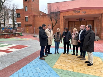 Dolz y Gómez Cavero visitan con los vecinos de Casablanca la remodelada Plaza de Santa Ana, cuyas obras están a punto de finalizar