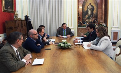 El nuevo servicio de mantenimiento y limpieza de parques y jardines aumenta un 15% la superficie atendida