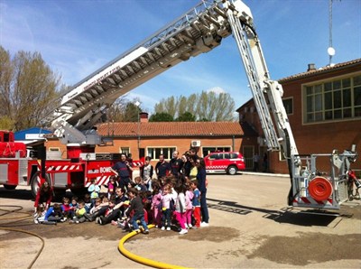 Medio centenar de alumnos del CIP ‘Hermanos Valdés visitan el Parque Municipal de Bomberos