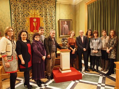 José Luis Martínez dona una escultura al Centro de la Mujer de Cuenca
