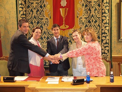 El Ayuntamiento aumenta a 65 las becas-comedor de la Escuela de Verano gracias a La Caixa