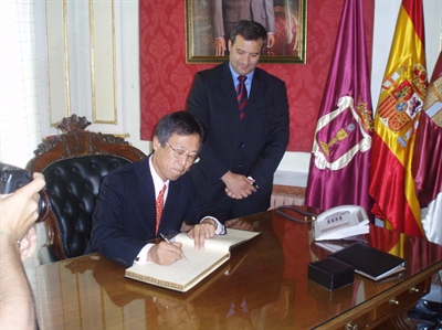 El  alcalde recibe al embajador de Japón en España en su visita a Cuenca