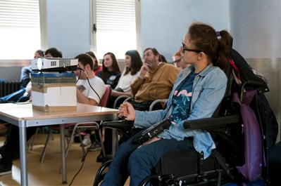 Alumnos del IES Santiago Grisolía asisten a la proyección de Un instrumento para Henar