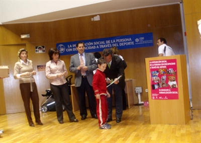 El alcalde asiste a la entrega de diplomas a los 200 participantes del programa "Integración a través del deporte"