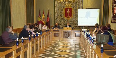 Las Asociaciones de Vecinos conocen el proyecto del Ayuntamiento para los terrenos de Renfe y su conexión con la estación del AVE