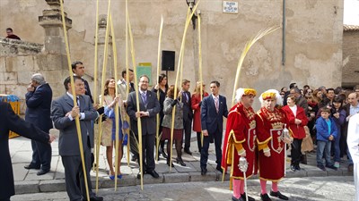 La Corporación municipal da la bienvenida a la Borriquilla en el inicio de la Semana Santa
